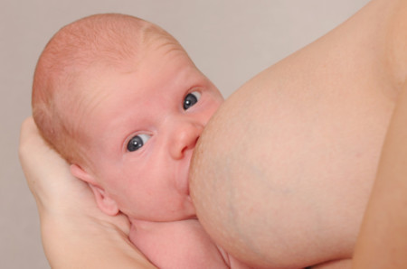 Los bebés de madres obesas cogen menos peso que los que toman leche artificial (y esto es positivo)