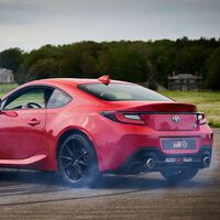 A Toyota, Stellantis o Ford solo les queda una solución para evitar multas millonarias si sus coches siguen contaminando: pagar miles de millones a Tesla y Polestar