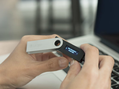 Un adolescente de 15 años hackea un conocido monedero físico de criptomonedas de la manera más ridícula 