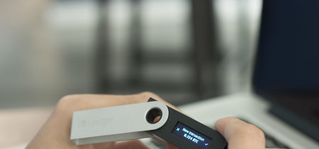 Un adolescente de 15 años hackea un conocido monedero físico de criptomonedas de la manera más ridícula 