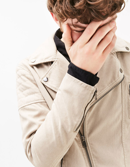 En primavera, el suede es por mucho la textura perfecta para los looks bajo el sol