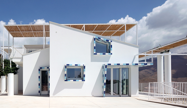 De una vieja estructura de hormigón abandonada nace la encantadora Villa Capri 