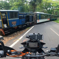 Sin ABS no lo cuenta. Una moto casi se estampa contra un tren que aparece en mitad de una curva