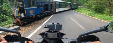 Sin ABS no lo cuenta. Una moto casi se estampa contra un tren que aparece en mitad de una curva