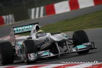 Nico Rosberg consigue el mejor tiempo en un día marcado por la lluvia
