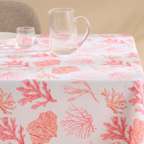 El Corte Inglés ha rebajado un mantel antimanchas con estampado de coral que protege la mesa y además decora 