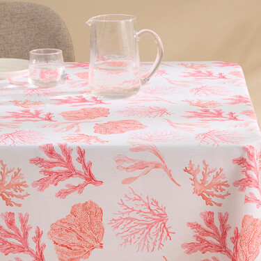 El Corte Inglés ha rebajado un mantel antimanchas con estampado de coral que protege la mesa y además decora 