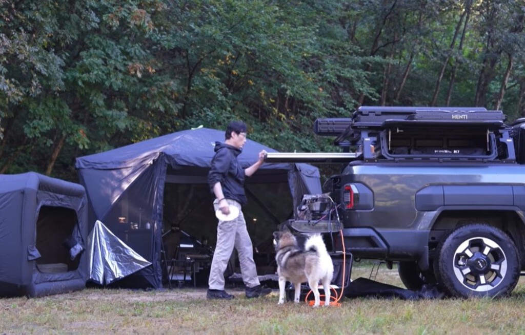 Bajo el diluvio, con una pick-up camper y un husky: el vídeo ASMR que nos demuestra cómo viajar mejor cuando todo se tuerce