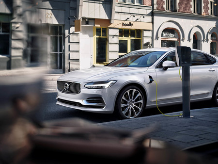 Tesla no está sola: Volvo tendrá su primer eléctrico de 100 kWh en 2019
