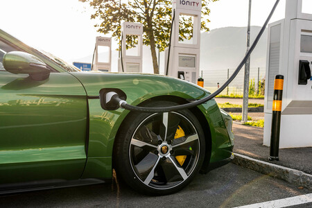 Porsche Taycan cargando