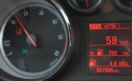 La alerta de cambio involuntario de carril de Opel se activa a 60 kmh y se desactiva a menos velocidad