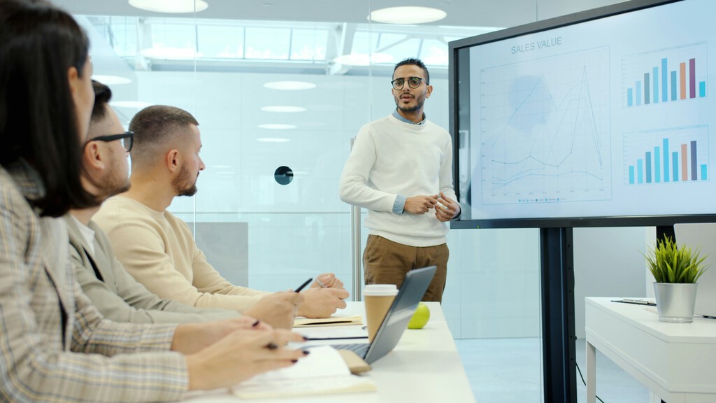 Los psicólogos coinciden: no basta con trabajar mucho, es más importante llevarse bien con el jefe 