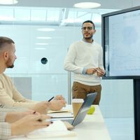Los psicólogos coinciden: no basta con trabajar mucho, es más importante llevarse bien con el jefe 
