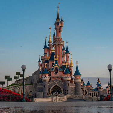 Disney se ha gastado más de 5.700 millones de euros en Disneyland París. Treinta años después aún no ha recuperado ni la mitad 