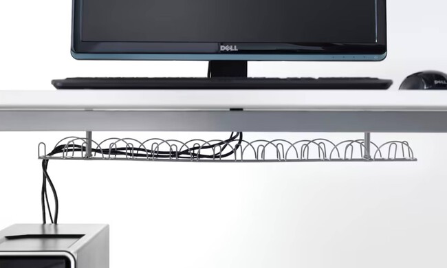 líos de cables en el escritorio