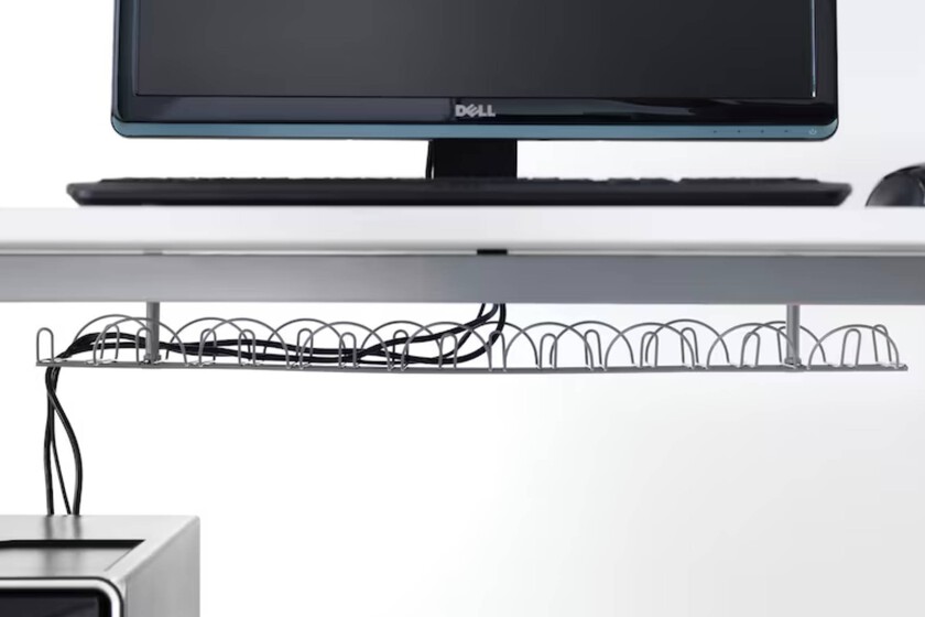 líos de cables en el escritorio