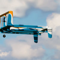 Así es el dron repartidor de Amazon: todavía poco más que humo que promete entregar paquetes en media hora 