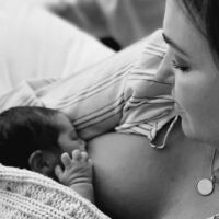 Paula Echevarría cuenta que atraviesa una "crisis de lactancia" con su bebé: qué es y cómo superarla  