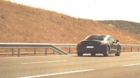 Peugeot RCZ cazado a 210 km/h por la A-12