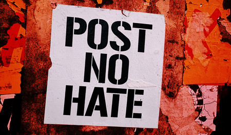 YouTube suspende varias cuentas de supremacistas blancos y Reddit acaba con el principal foro de simpatizantes de Trump