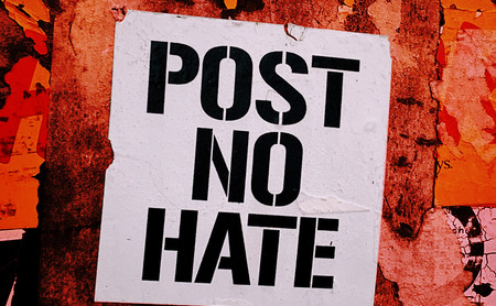YouTube suspende varias cuentas de supremacistas blancos y Reddit acaba con el principal foro de simpatizantes de Trump