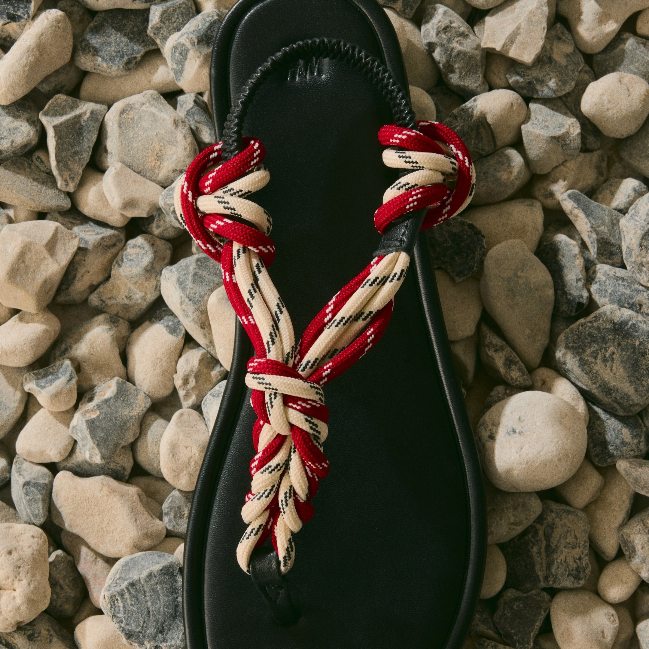 Sandalias con diseño anudado

