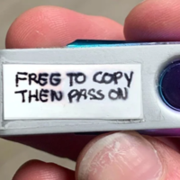 Um homem encontrou um pendrive num trem com a mensagem "Livre para copiar e depois repassar": o que ele descobriu pode te surpreender (ou não)
 