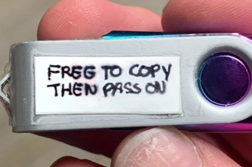 A descoberta de uma intrigante chave USB em um trem