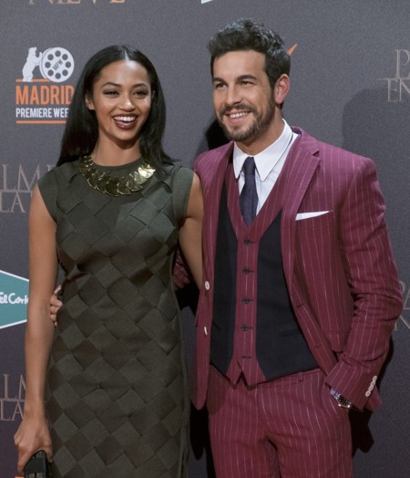 Mario Casas tropieza con un traje en color marsala