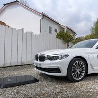 La carga inalámbrica para el BMW 530e iPerformance llegará al mercado este verano