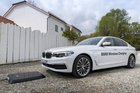 La carga inalámbrica para el BMW 530e iPerformance llegará al mercado este verano