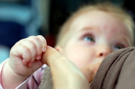 No hay que sacar al niño de la silla para dar la teta en el coche