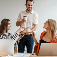 La "fika" o pausa para el café en el trabajo es uno de los secretos de la productividad en Suecia que deberíamos imitar en España 