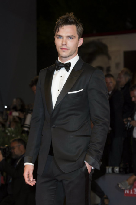 Eddie Redmayne y Nicholas Hoult elegantísimos de negro sobre la alfombra roja del Festival de Cine de Venecia