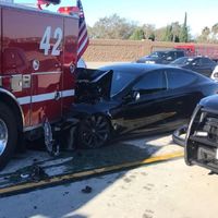 Un Tesla Model S choca contra un camión de bomberos, según el conductor en modo Autopilot