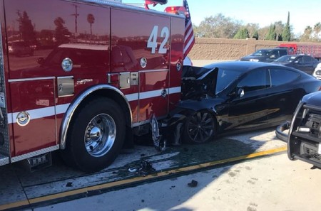 Un Tesla Model S choca contra un camión de bomberos, según el conductor en modo Autopilot