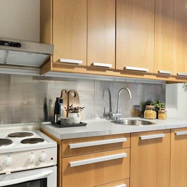 Esta estantería esquinera está pensada para optimizar y aumentar el espacio en encimeras pequeñas