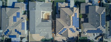 Las placas solares tienen un doble uso muy importante en el verano: así pueden servir para bajar el calor de tu casa