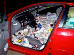 Tiene un accidente por la basura acumulada en su coche