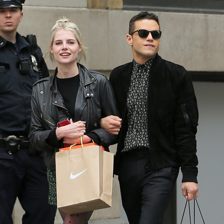 Hazte un Rami Malek para que tus looks de negro no sean aburridos