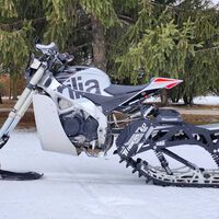 Alguien le ha puesto unos esquís a una Aprilia V4 Tuono. Y la está vendiendo por eBay
