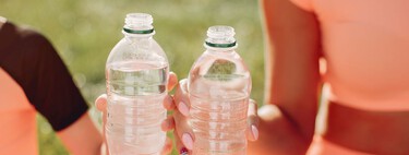Unos investigadores analizaron 280 muestras de agua embotellada. Solo una de las marcas estaba libre de microplásticos 
