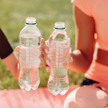 Unos investigadores analizaron 280 muestras de agua embotellada. Solo una de las marcas estaba libre de microplásticos 