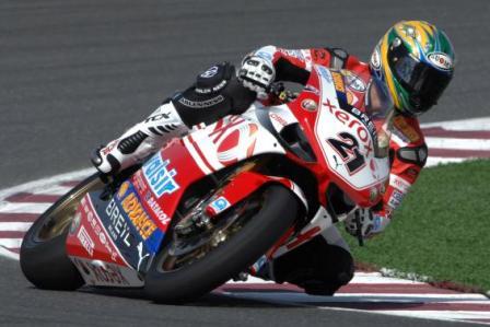 La oficialísima Ducati de Bayliss gana a la oficial de Biaggi