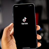 TikTok se llena de vídeos racistas generados con IA: el nuevo desafío que las redes no saben cómo frenar