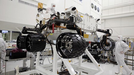 El rover Curiosity en una sala limpia del JPL de la NASA