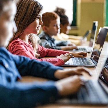 México enfrenta una doble crisis educativa: alumnos no entienden lo que leen y la mayoría de escuelas no tienen internet 