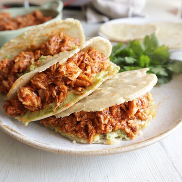 Gorditas mexicanas rellenas de carne de cerdo enchilada, receta fácil y deliciosa