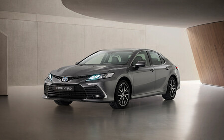 El nuevo Toyota Camry llega a España: la berlina híbrida, que mantiene sus 218 CV y la etiqueta ECO, ya tiene precio