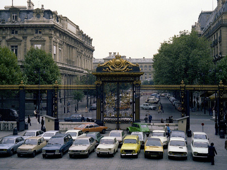 Coches aparcados frente al Palacio de Justicia de París, 1978